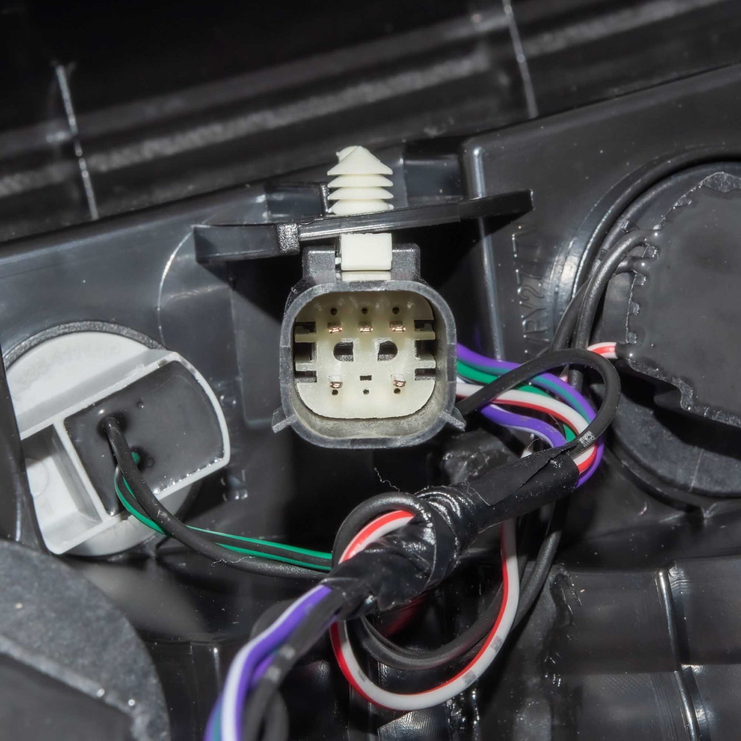 Combination Tail Light Assembly With Smoked Red Lens/Clear Back-Up Lens Passenger Side Right For 2011-2014 Ford Edge Sport