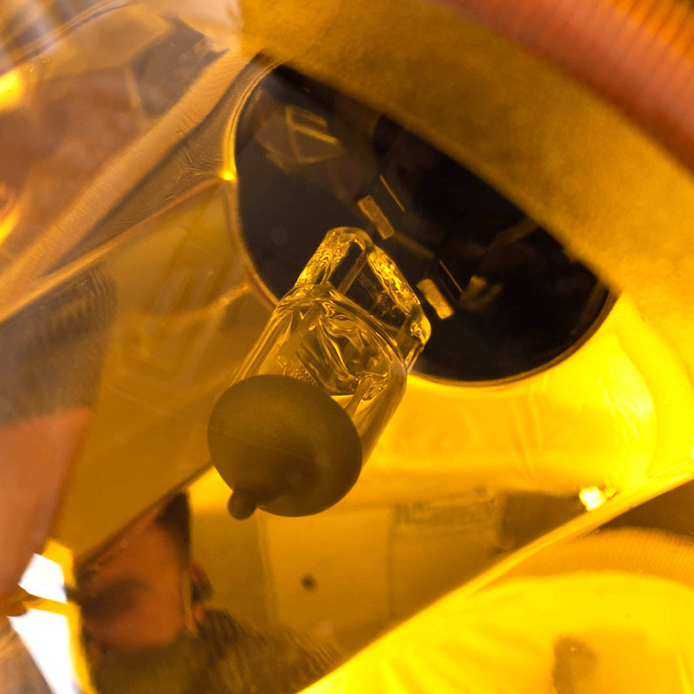 Brock Replacement Driver or Passenger Side Halogen Fog Light Assembly with Amber Lens Compatible with 01-10 Columbia